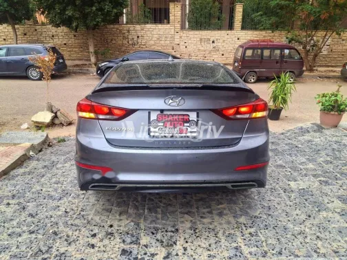 هيونداي إلنترا اى دى 2017 رمادي غامق مستعملة للبيع - 10