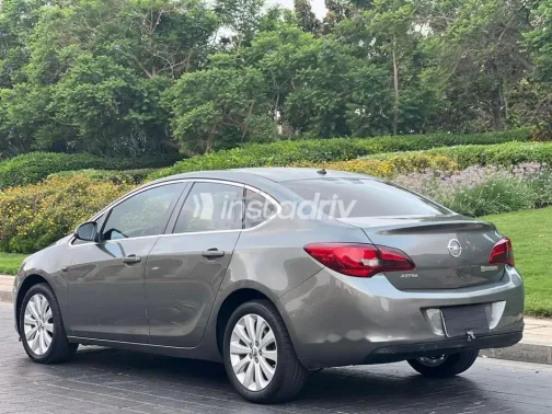 اوبل أسترا 2017 أبيض مستعملة للبيع - 9