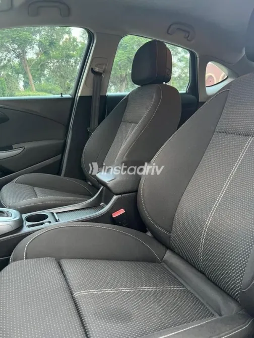 اوبل أسترا 2017 أبيض مستعملة للبيع - 10