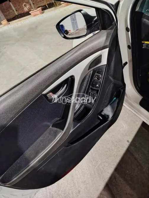 هيونداي افانتي 2012 أبيض مستعملة للبيع - 2