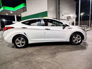 هيونداي افانتي 2012 أبيض مستعملة للبيع