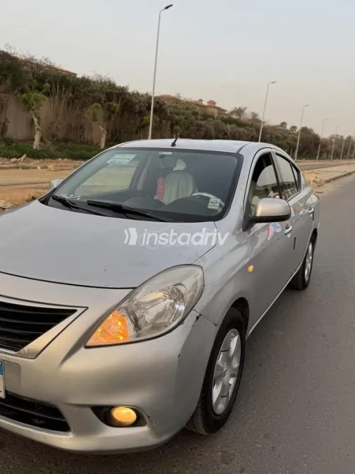 نيسان صنى 2014 فضي مستعملة للبيع - 4