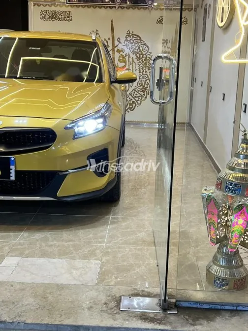 Kia Xceed 2022 Gold Used for Sale - 2