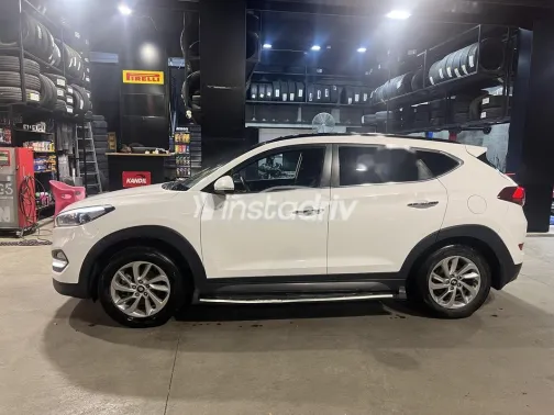 Hyundai Tucson 2017 White Used for Sale - 3