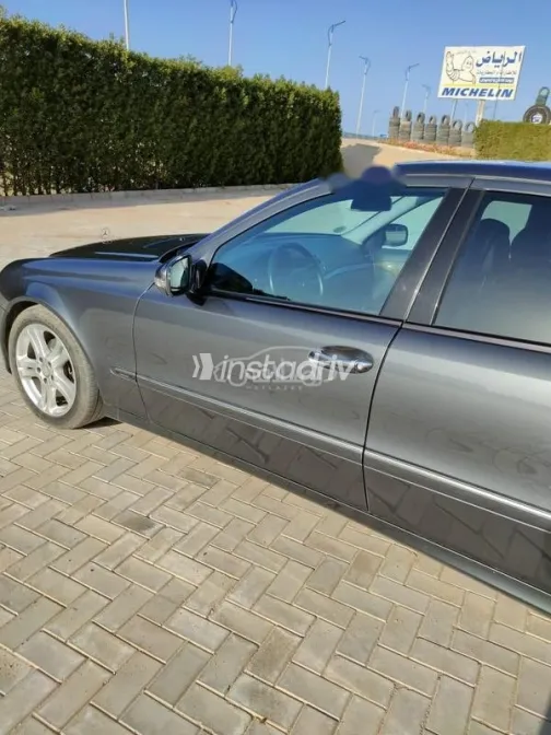 Mercedes E 200 2009 Gray Used for Sale - 4