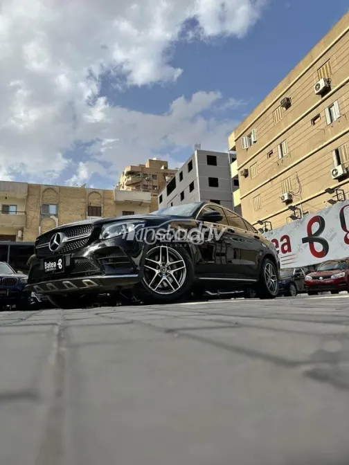 مرسيدس GLC 300 2019 أسود مستعملة للبيع - 3