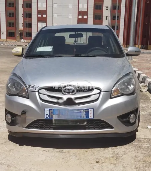 هيونداي اكسنت 2011 فضي مستعملة للبيع - 1