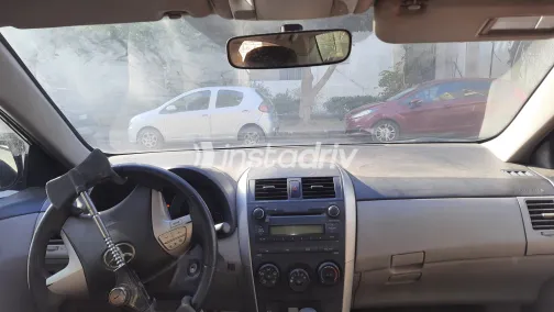 تويوتا كورولا 2013 أبيض مستعملة للبيع - 2