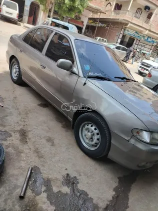 هيونداي اكسنت 1999 ذهبي مستعملة للبيع
