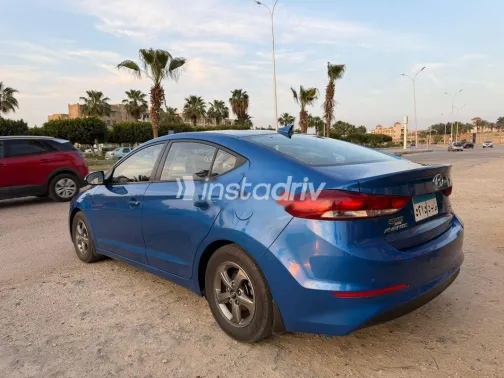 هيونداي افانتي 2017 أزرق غامق مستعملة للبيع - 1