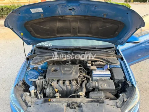 هيونداي افانتي 2017 أزرق غامق مستعملة للبيع - 2