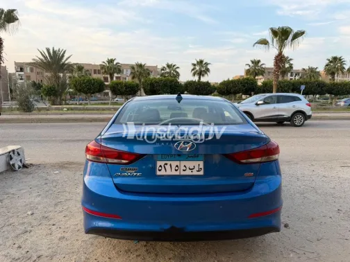 هيونداي افانتي 2017 أزرق غامق مستعملة للبيع - 3