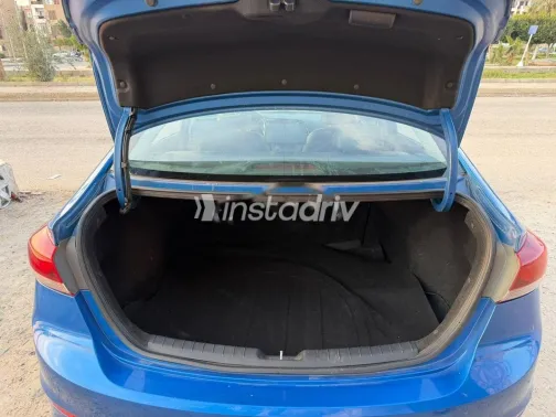 هيونداي افانتي 2017 أزرق غامق مستعملة للبيع - 4