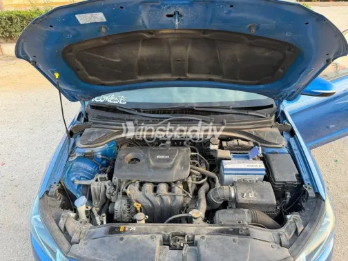 هيونداي افانتي 2017 أزرق غامق مستعملة للبيع - 5