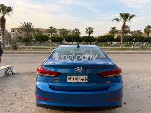 هيونداي افانتي 2017 أزرق غامق مستعملة للبيع - 6
