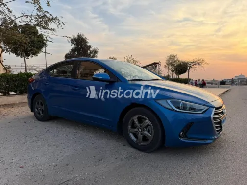هيونداي افانتي 2017 أزرق غامق مستعملة للبيع - 8