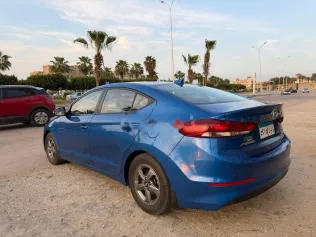 هيونداي افانتي 2017 أزرق غامق مستعملة للبيع