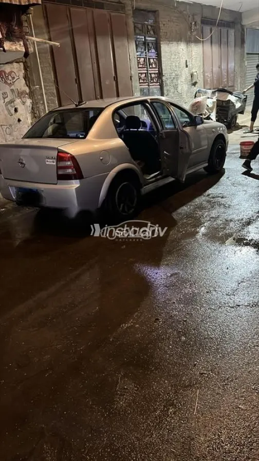 اوبل أسترا 2003 فضي مستعملة للبيع - 2