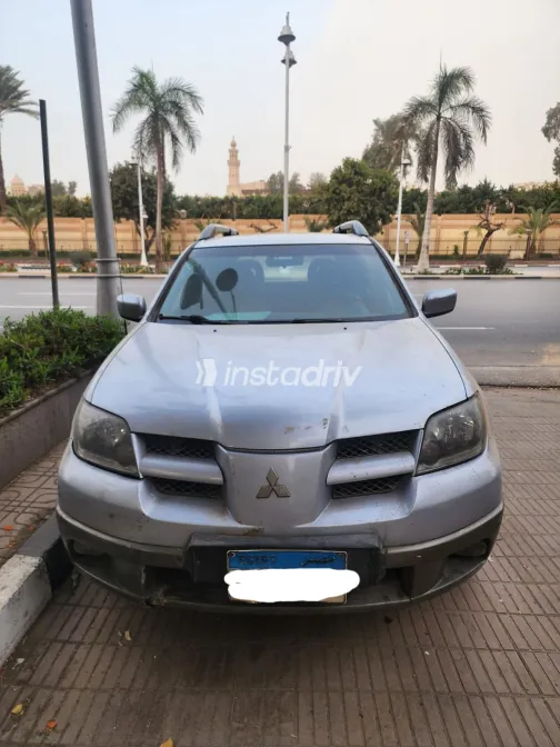 ميتسوبيشي اوت لاندر 2004 أبيض مستعملة للبيع - 1