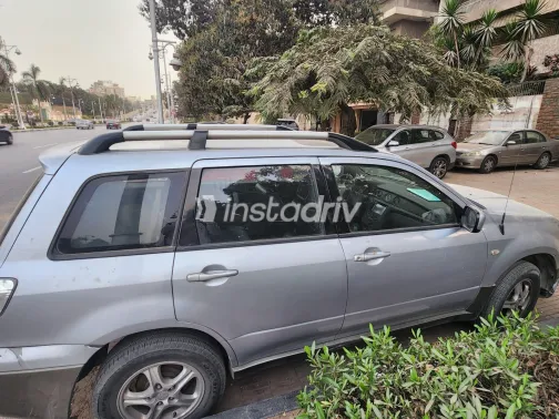 ميتسوبيشي اوت لاندر 2004 أبيض مستعملة للبيع - 2