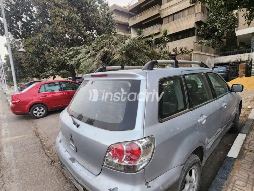 ميتسوبيشي اوت لاندر 2004 أبيض مستعملة للبيع - 4