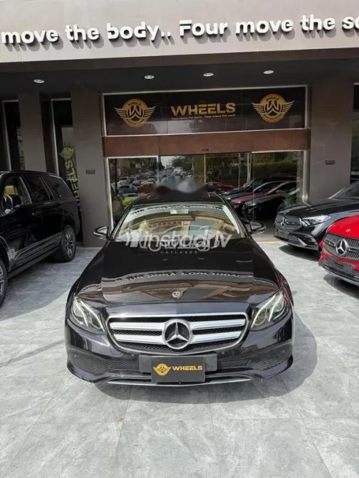 مرسيدس E 180 2019 أسود مستعملة للبيع - 3