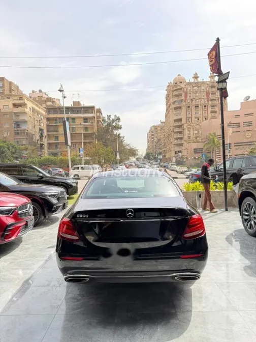 مرسيدس E 180 2019 أسود مستعملة للبيع - 7