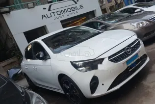 اوبل كورسا 2023 أبيض مستعملة للبيع