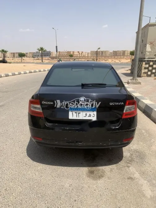 سكودا اوكتافيا A7 2018 أسود مستعملة للبيع - 2