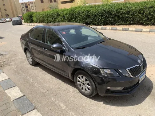 سكودا اوكتافيا A7 2018 أسود مستعملة للبيع - 3
