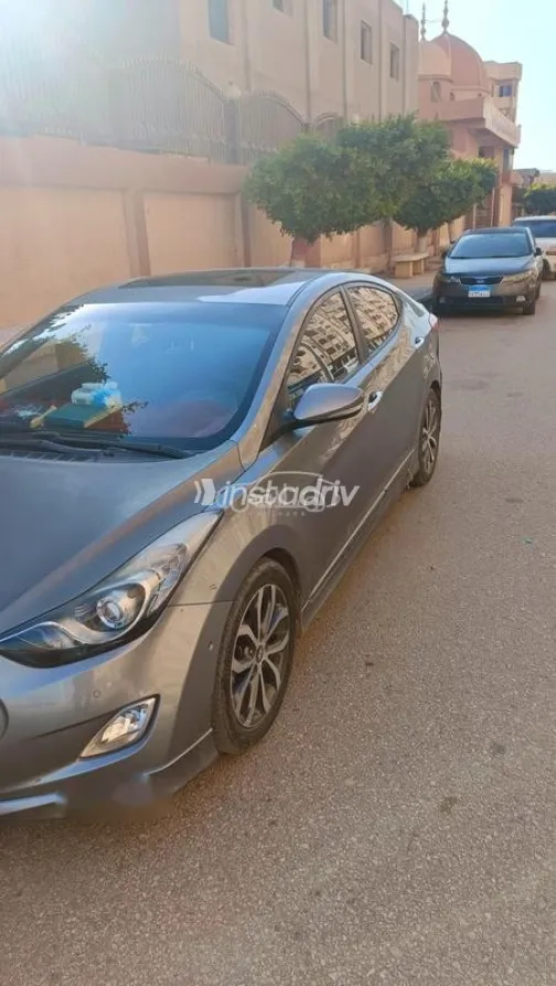 هيونداي افانتي 2013 رمادي غامق مستعملة للبيع - 2
