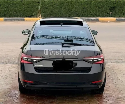 سكودا سوبيرب 2022 أسود مستعملة للبيع - 2