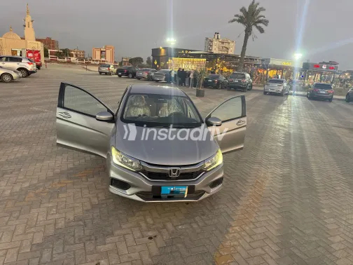 هوندا سيتى 2019 أبيض مستعملة للبيع - 3