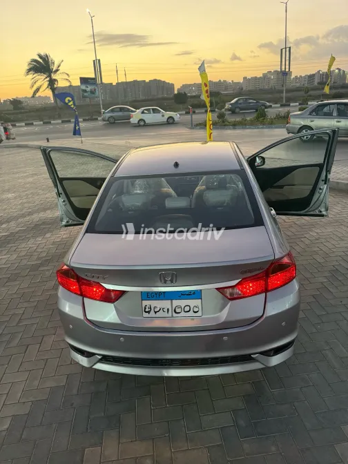 هوندا سيتى 2019 أبيض مستعملة للبيع - 8