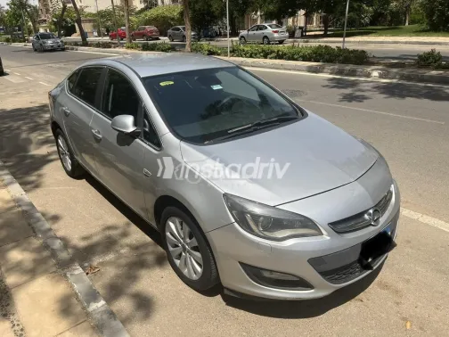 اوبل أسترا 2016 فضي مستعملة للبيع - 5