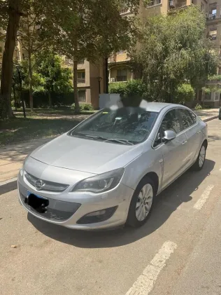 اوبل أسترا 2016 فضي مستعملة للبيع