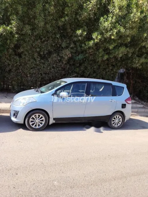 سوزوكى ارتيجا 2015 أبيض مستعملة للبيع - 1