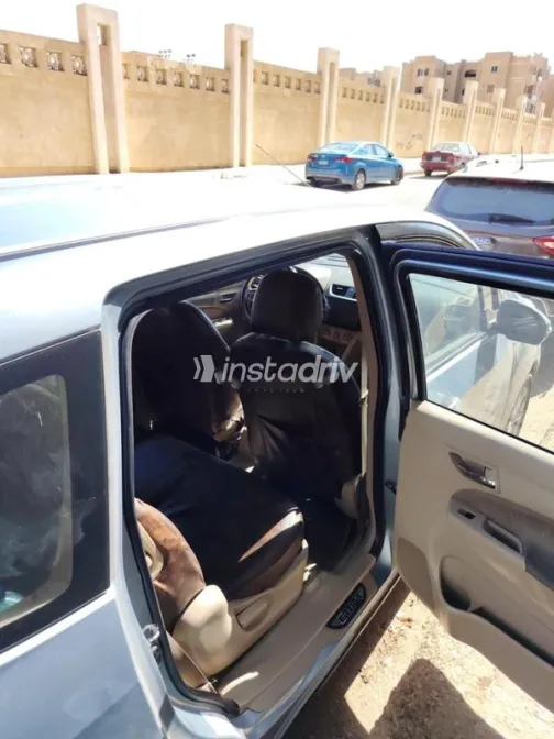 سوزوكى ارتيجا 2015 أبيض مستعملة للبيع - 4