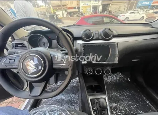 سوزوكى سويفت 2023 أبيض مستعملة للبيع - 1