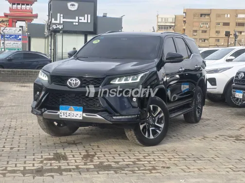 تويوتا فورتشنر 2025 أبيض مستعملة للبيع - 1