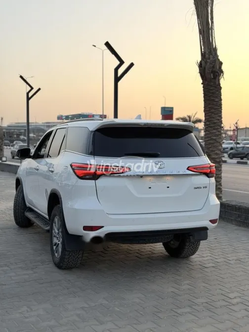 تويوتا فورتشنر 2024 أبيض مستعملة للبيع - 2