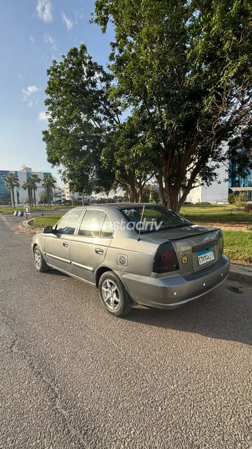 Hyundai Verna 2011 White Used for Sale - 4
