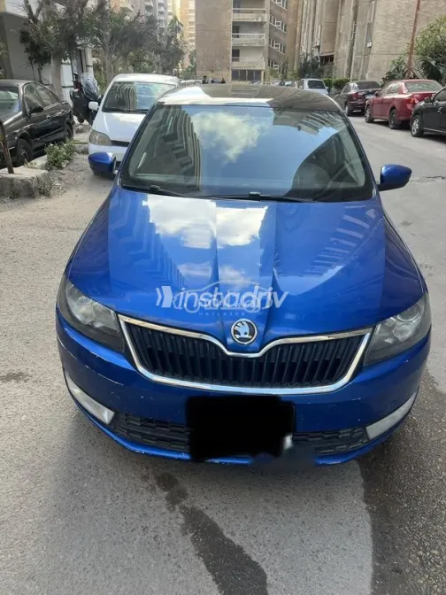 سكودا رابيد سبيس باك 2015 أبيض مستعملة للبيع - 1