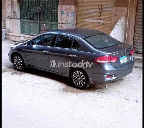 سوزوكى سياز 2022 أزرق غامق مستعملة للبيع - 1