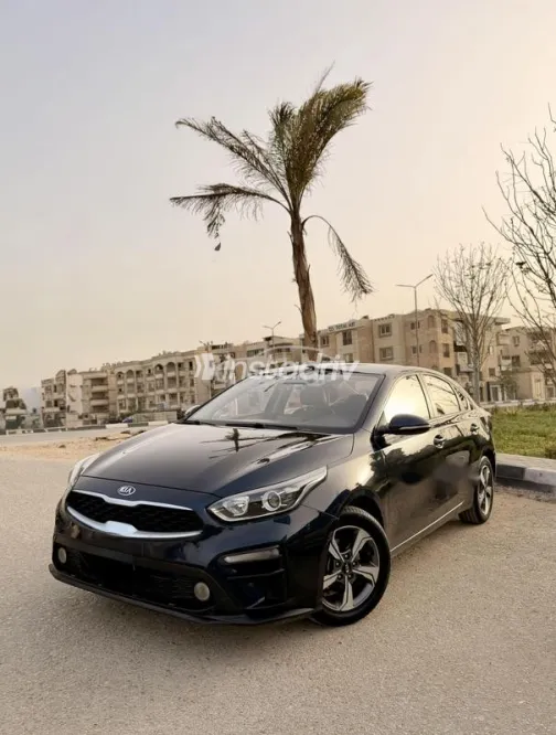 كيا سيراتو 2021 أزرق غامق مستعملة للبيع - 1