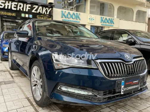 سكودا سوبيرب 2022 أزرق غامق مستعملة للبيع - 1
