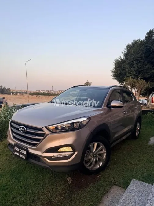 Hyundai Tucson GDI 2018 Gold Used for Sale - 3