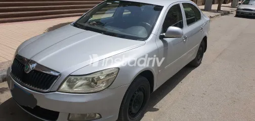 سكودا اوكتافيا A5 2011 أبيض مستعملة للبيع - 2