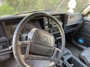 جيب شيروكي 1997 أبيض مستعملة للبيع