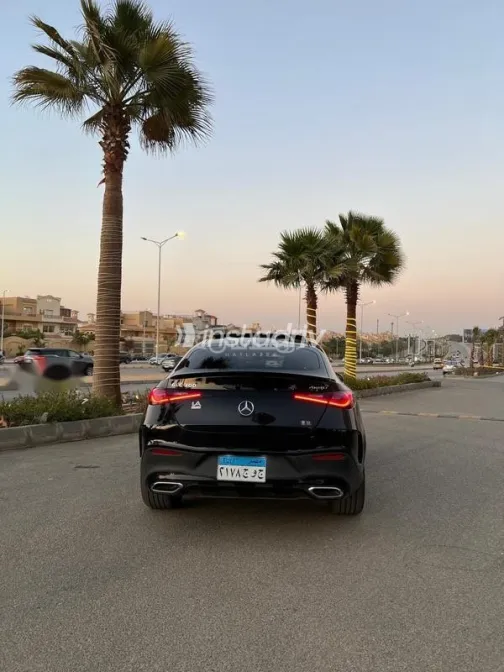مرسيدس GLC 300 2024 أسود مستعملة للبيع - 2